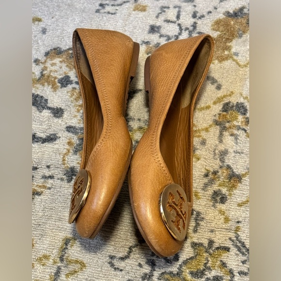 Tory Burch Reva Brown Tumbled Leather Gold Logo Ballet Style Flat Shoes | Sz 7 - Picture 4 of 7